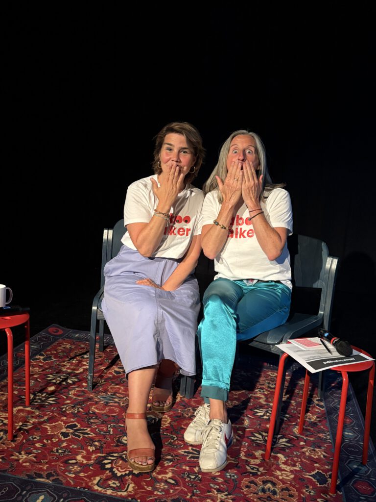 Sandra Baron und Tina Holmes sitzen nebeneinander