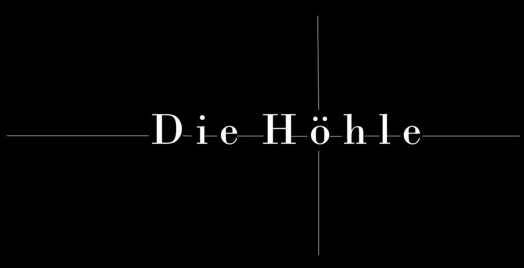 Teaser: Schwarzer Hintergrund, weiße Schrift: Die Höhle
