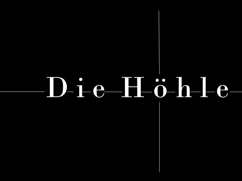 Teaser: Schwarzer Hintergrund, weiße Schrift: Die Höhle