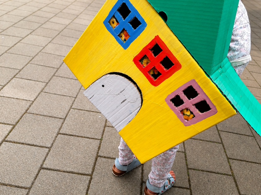 Ein Kind mit einer "Casita" auf dem Rücken