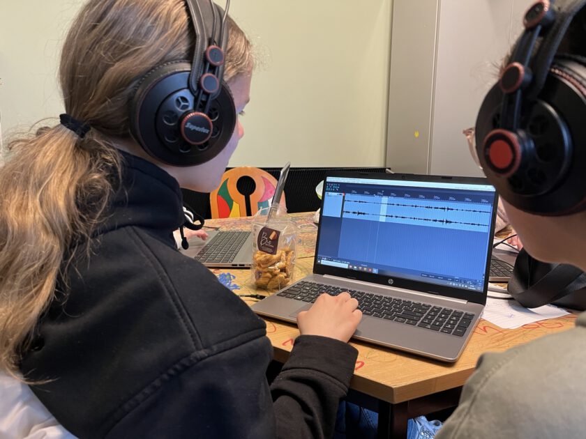 2 Kinder beim Edieren einer Audioaufnahme vor dem Computer