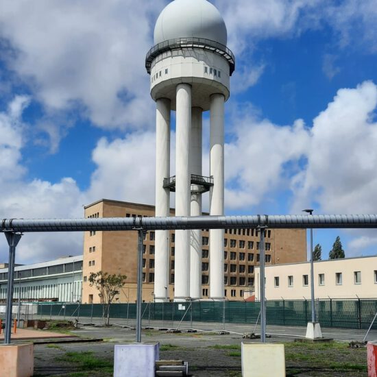 Blick von Columbiadamm 84 auf den Flughafen Tempelhof