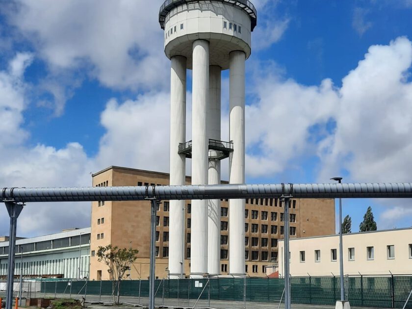 Blick von Columbiadamm 84 auf den Flughafen Tempelhof